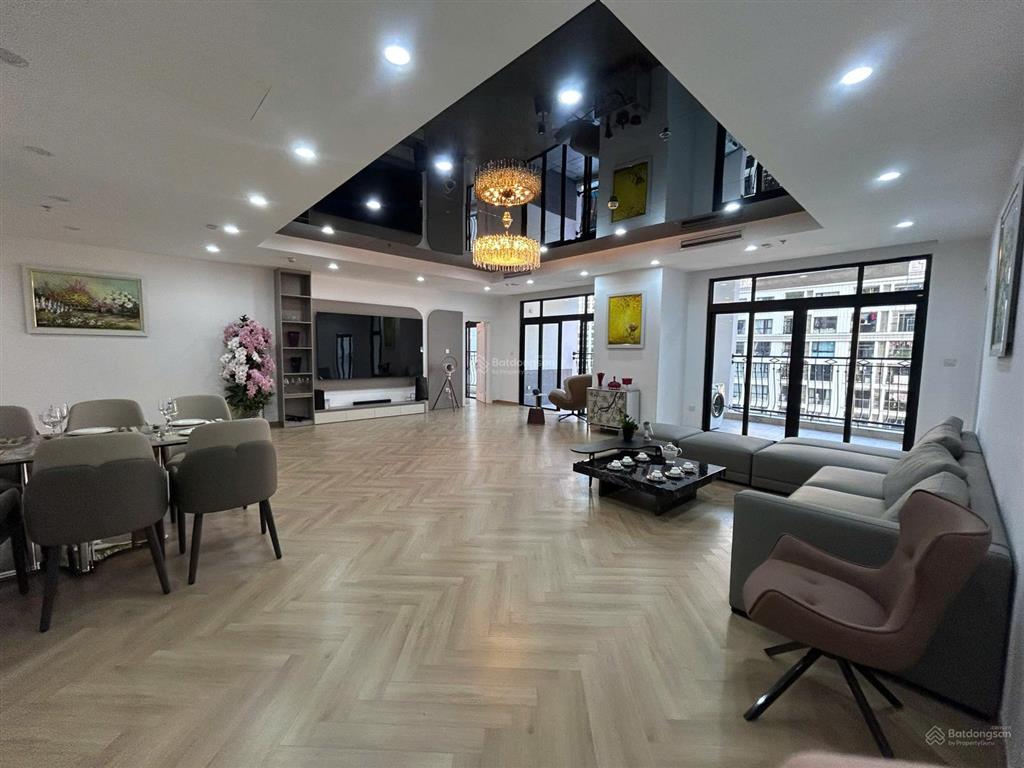 Cần bán gấp căn góc, 187m2, 3 phòng ngủ sáng tại royal city giá chỉ 26 tỷ. 0869 888 ***