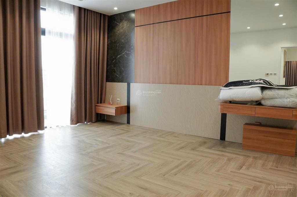 Cho thuê căn góc 181m2, 3 phòng ngủ tại royal city với giá 31tr/tháng,  0869 888 ***