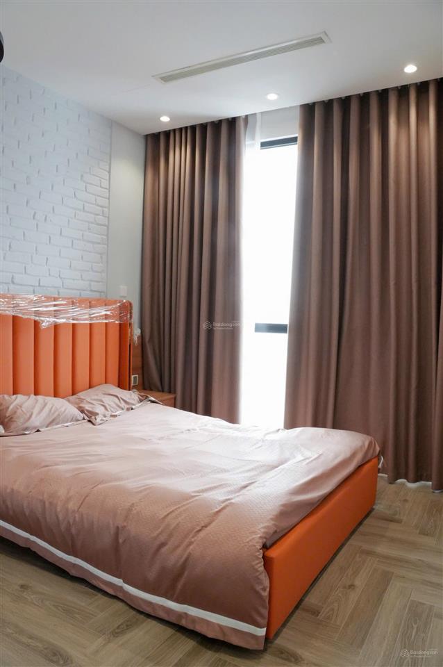 Cho thuê căn góc 181m2, 3 phòng ngủ tại royal city với giá 31tr/tháng,  0869 888 ***