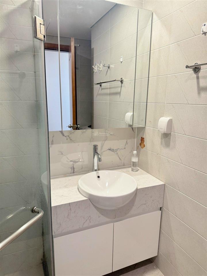 Cho thuê gấp căn hộ 1 phòng ngủ sạch đẹp tại royal city, giá chỉ 14tr/tháng.  0869 888 ***