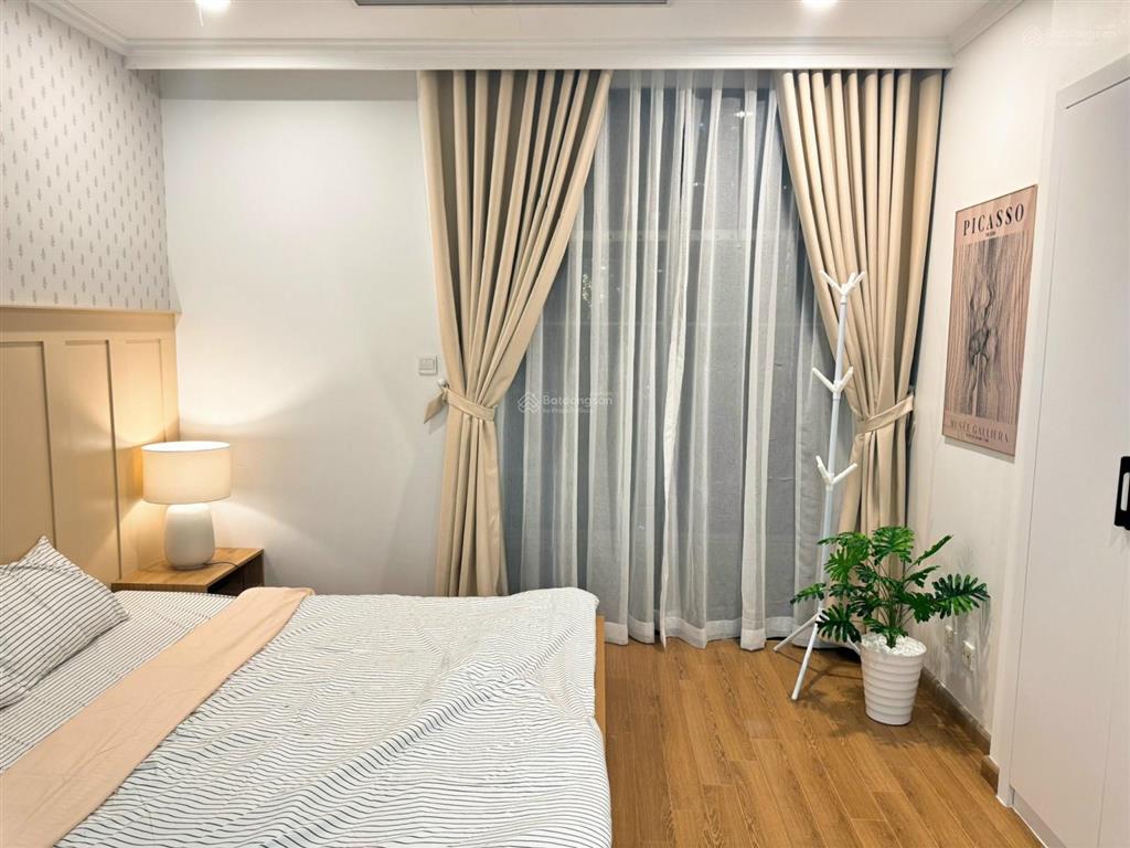 Cho thuê gấp căn hộ 1 phòng ngủ sạch đẹp tại royal city, giá chỉ 14tr/tháng.  0869 888 ***