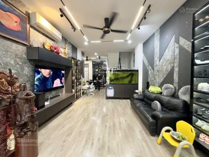 Tôi bán gấp nhà gần chợ phú nhuận trên đường cô giang p2  phú nhuận. nhà btct kiên cố. 3tỷ68/72m2