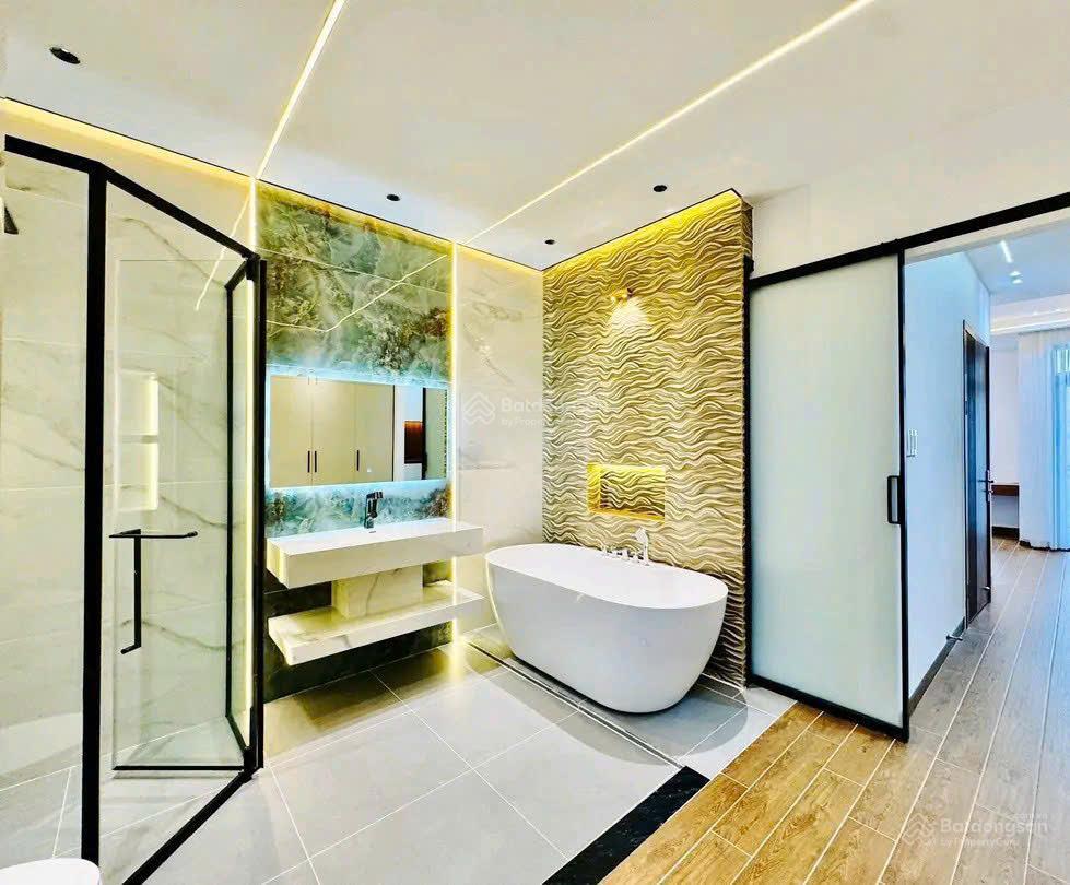 Bán nhà 2 tầng  ô tô đỗ cửa  full nội thất  gần đông tăng long 65m2 1 trệt, 2 lầu