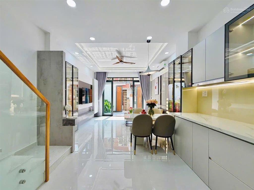 Nhà 3 tầng mới đẹp  đường số 8 lò lu q9, giá 2tỷ4 sẵn cho thuê 18tr, mua ở hay giữ tài sản đều tốt