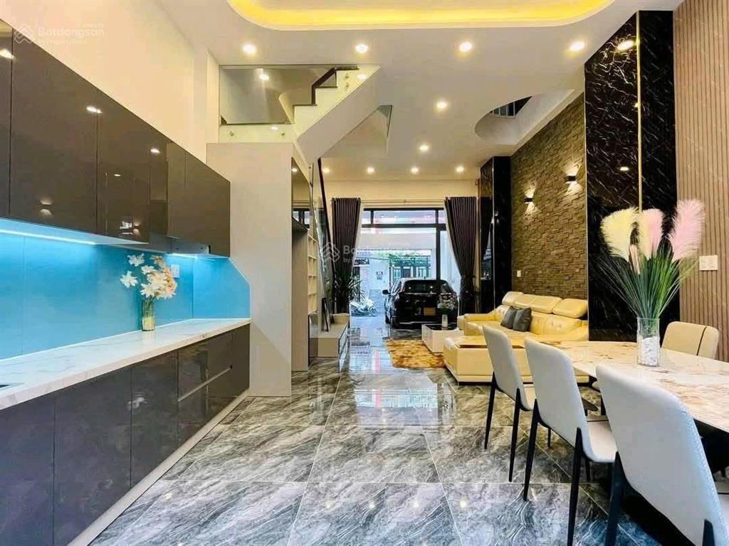 Bán nhà lê hồng phong  q. 5. 72m2 đường trước nhà rộng hơn 6m. đang cho thuê 19 triệu