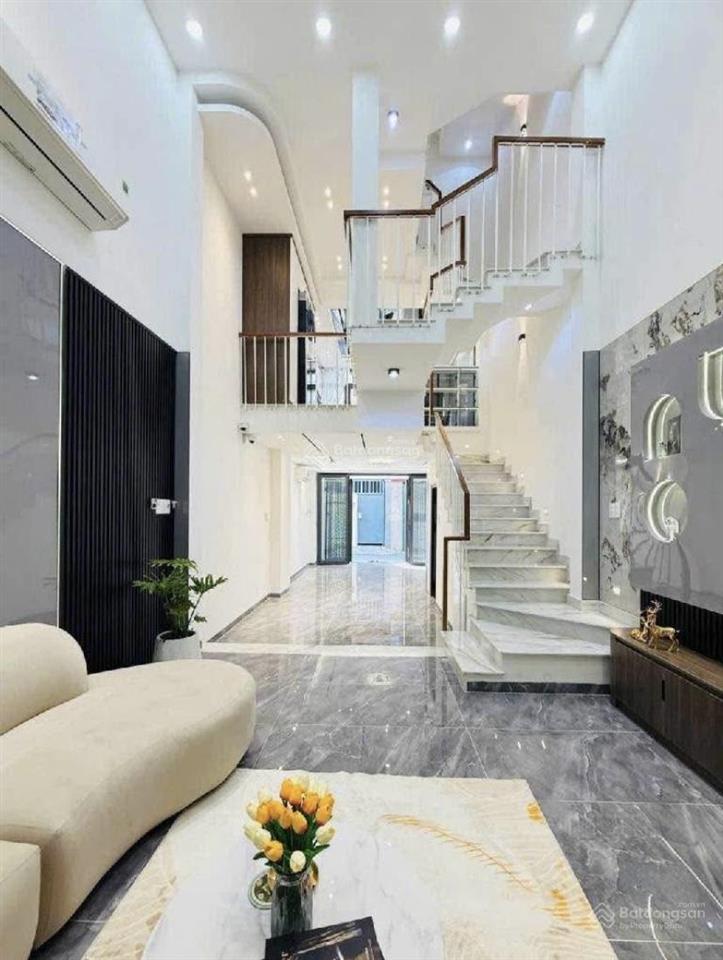 Tôi cần tiền bán nhà lê quang định  p. 14  bình thạnh, gần chợ bà chiểu. 3tỷ250 cho thuê 18tr