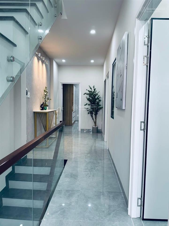 Hàng hiếm q4 trên đường tôn đản, dt 5x14,6m 4 phòng ngủ lớn. đang cho thuê 26triệu/tháng