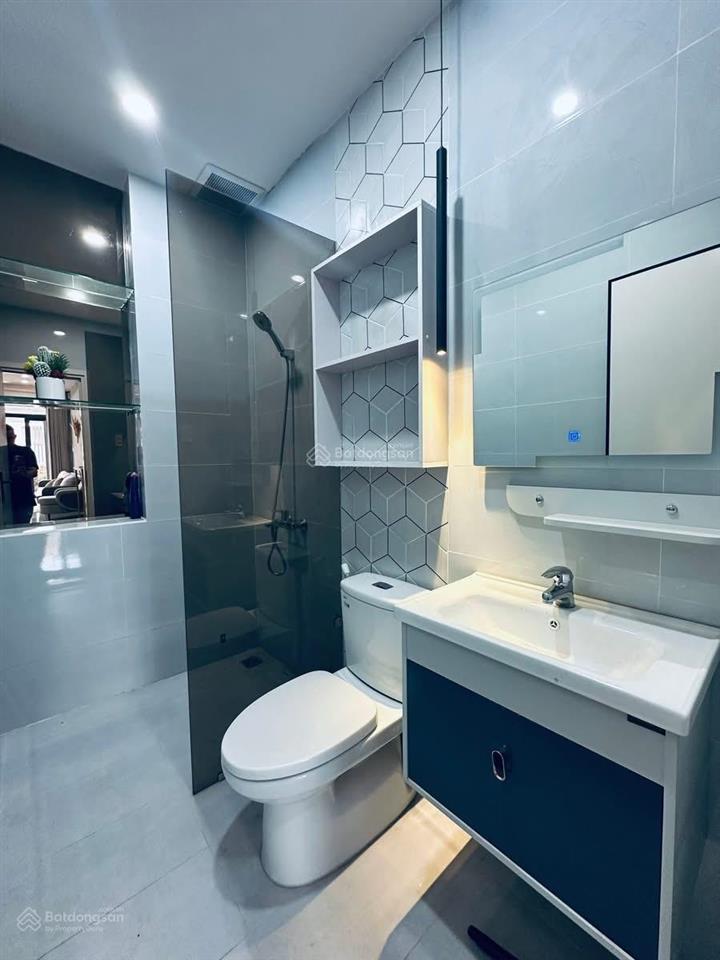 Hàng hiếm q4 trên đường tôn đản, dt 5x14,6m 4 phòng ngủ lớn. đang cho thuê 26triệu/tháng