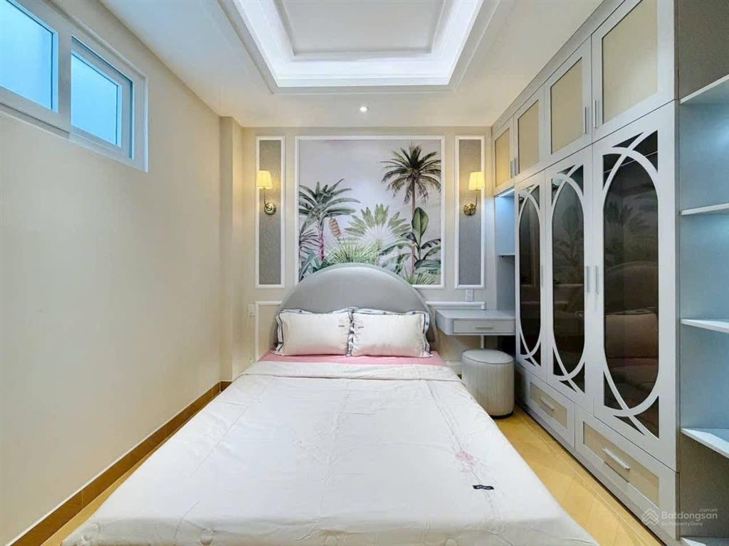 Bán gấp nhà lê thị hồng gấm  q. 1 nhà bề ngang 5m xe hơi vào tận nhà. đang cho thuê 30tr/th