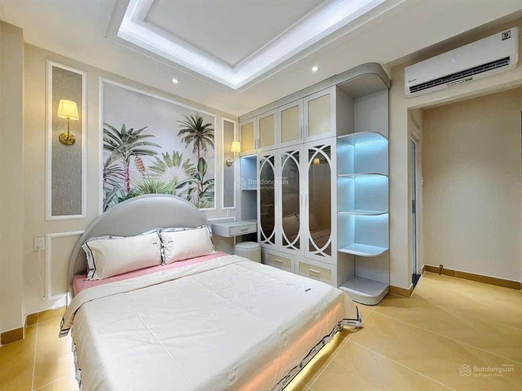 Bán gấp nhà lê thị hồng gấm  q. 1 nhà bề ngang 5m xe hơi vào tận nhà. đang cho thuê 30tr/th