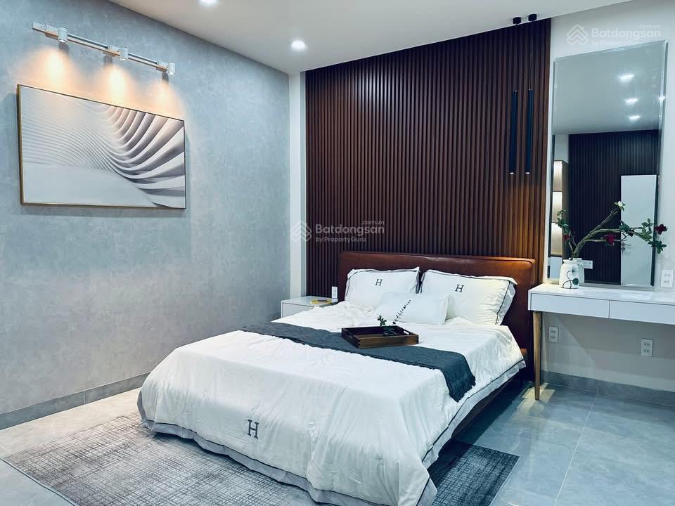 Hàng hiếm q4 trên đường tôn đản, dt 5x14,6m 4 phòng ngủ lớn. 3tỷ680 đang cho thuê 26triệu/tháng