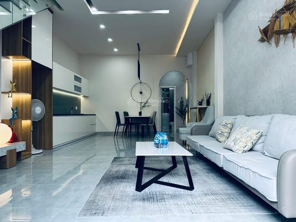 Hàng hiếm q4 trên đường tôn đản, dt 5x14,6m 4 phòng ngủ lớn. 3tỷ680 đang cho thuê 26triệu/tháng
