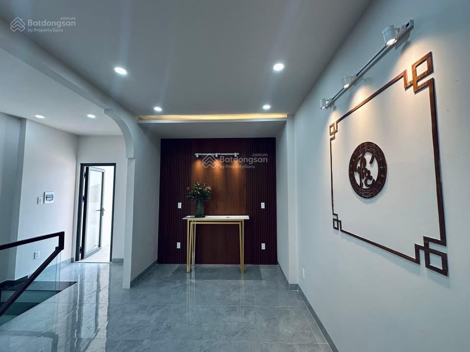 Hàng hiếm q4 trên đường tôn đản, dt 5x14,6m 4 phòng ngủ lớn. 3tỷ680 đang cho thuê 26triệu/tháng