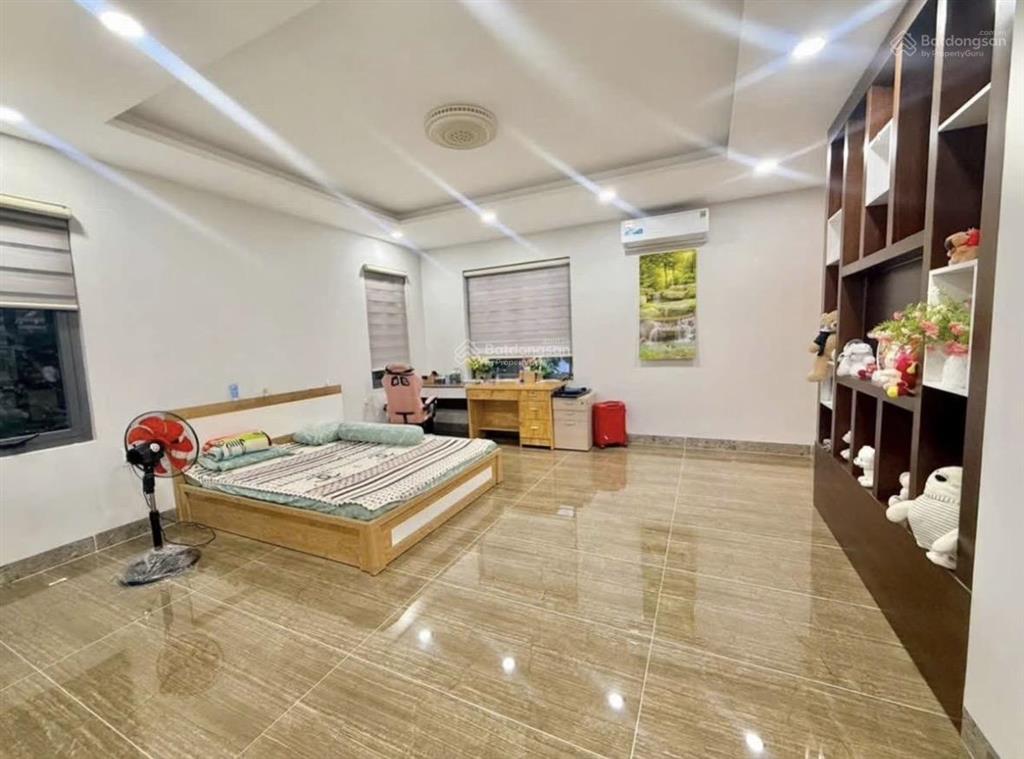 Đường 12m tô ngọc vân  thủ đức biệt thự 3 tầng dt khủng 12x22m, thang máy, sân vườn