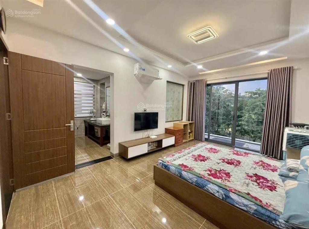 Đường 12m tô ngọc vân  thủ đức biệt thự 3 tầng dt khủng 12x22m, thang máy, sân vườn