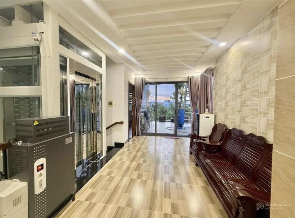 Đường 12m tô ngọc vân  thủ đức biệt thự 3 tầng dt khủng 12x22m, thang máy, sân vườn