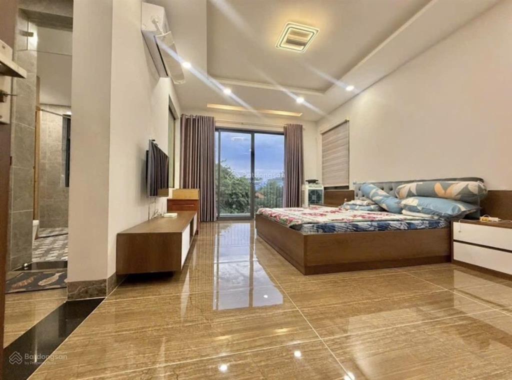 Đường 12m tô ngọc vân  thủ đức biệt thự 3 tầng dt khủng 12x22m, thang máy, sân vườn