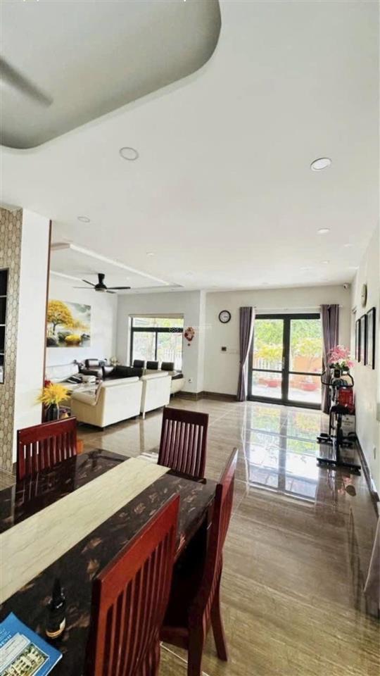 Đường 12m tô ngọc vân  thủ đức biệt thự 3 tầng dt khủng 12x22m, thang máy, sân vườn