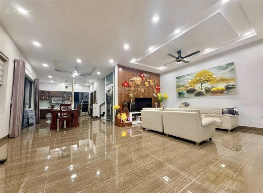Đường 12m tô ngọc vân  thủ đức biệt thự 3 tầng dt khủng 12x22m, thang máy, sân vườn