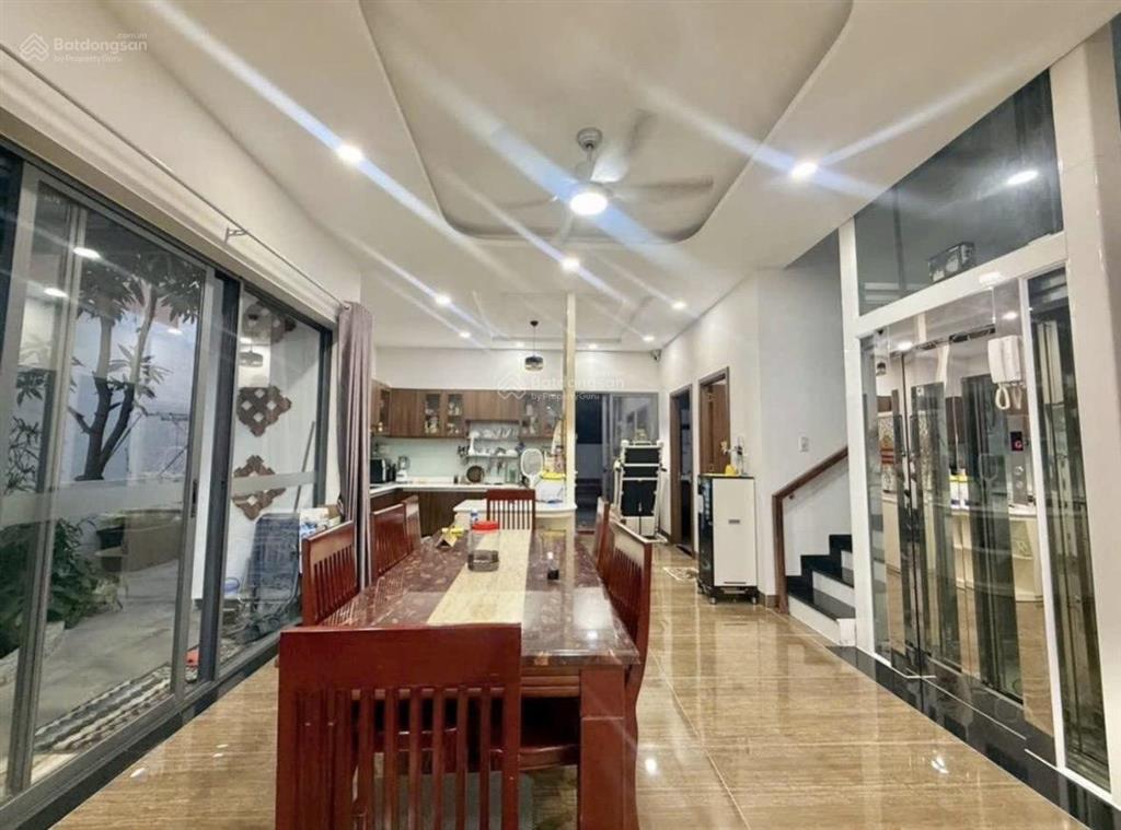 Đường 12m tô ngọc vân  thủ đức biệt thự 3 tầng dt khủng 12x22m, thang máy, sân vườn