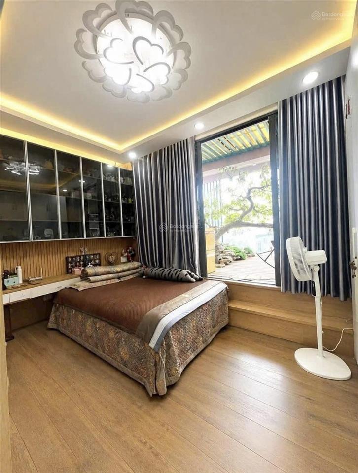 Tôi bán nhà đường 6m thông 2 ôtô, nhà sân vườn trần hưng đạo, q1. dt 69m2 sẵn hđ thuê 24tr