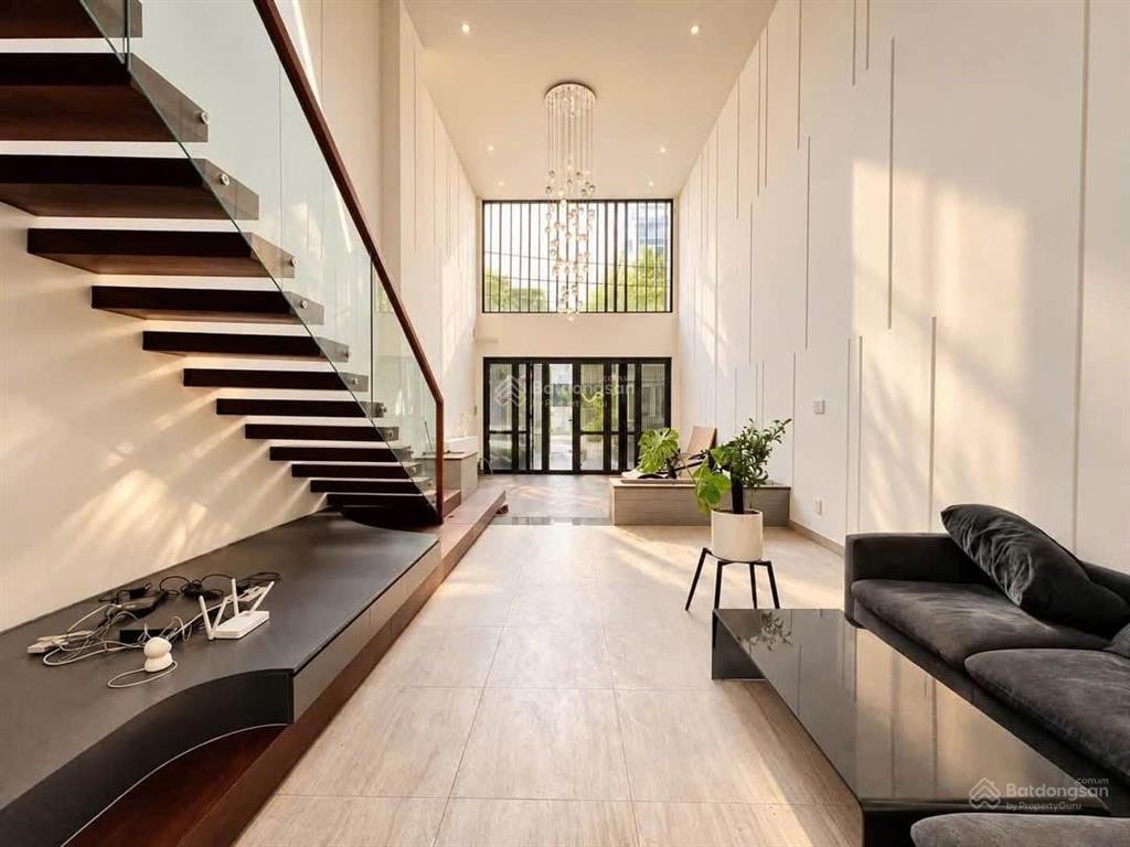 Bán gấp nhà trên rạch bùng binh, quận 3, gần ga sài gòn. 1 trệt, 2 lầu, 70m2 cho thuê 25tr