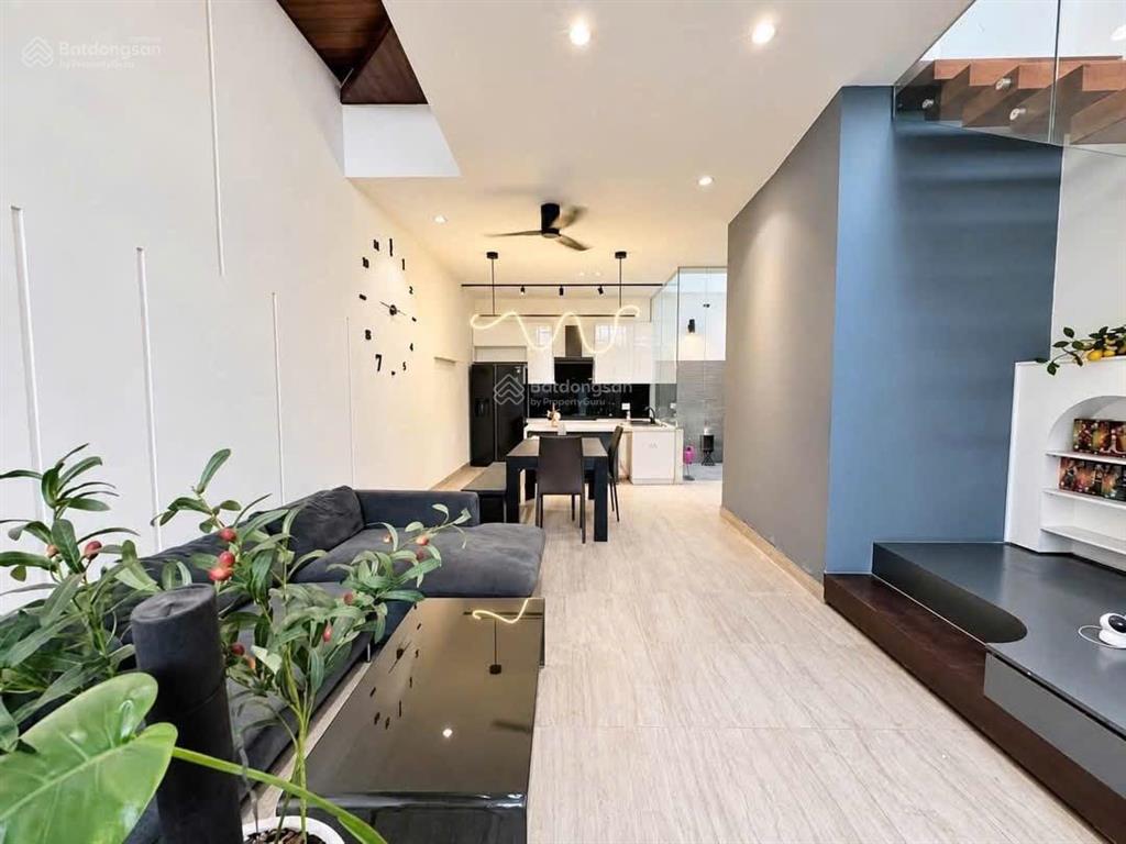 Bán gấp nhà trên rạch bùng binh, quận 3, gần ga sài gòn. 1 trệt, 2 lầu, 70m2 cho thuê 25tr