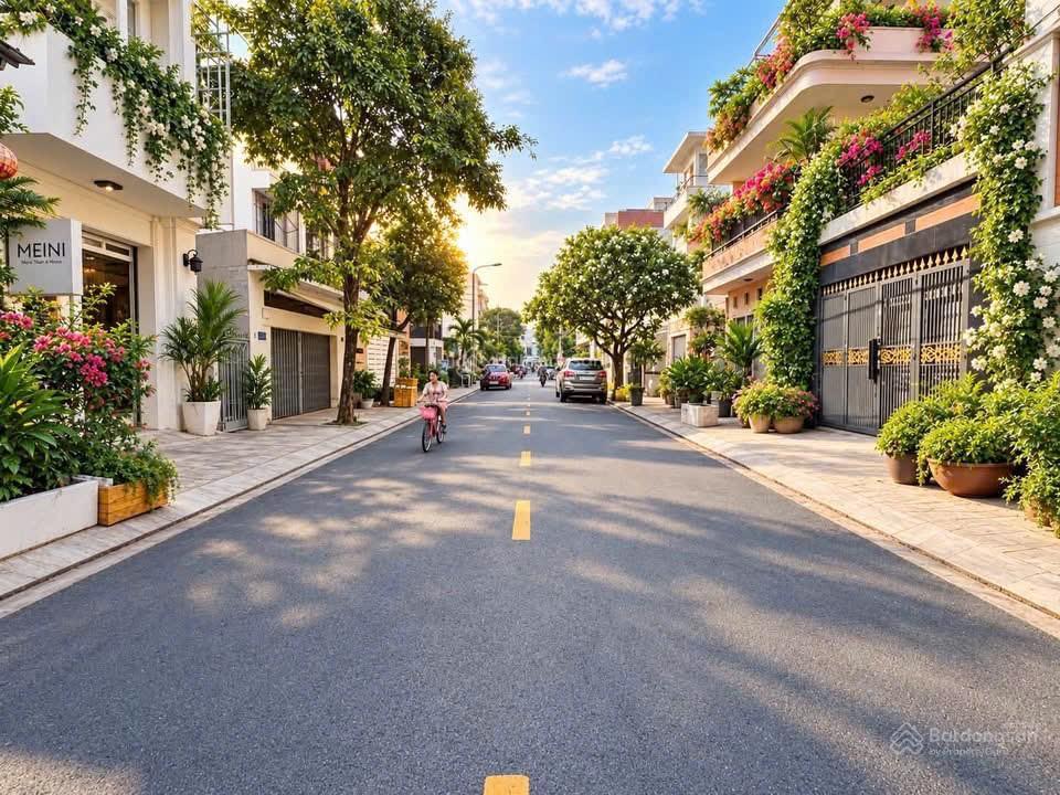Bán gấp nhà trên rạch bùng binh, quận 3, gần ga sài gòn. 1 trệt, 2 lầu, 70m2 cho thuê 25tr