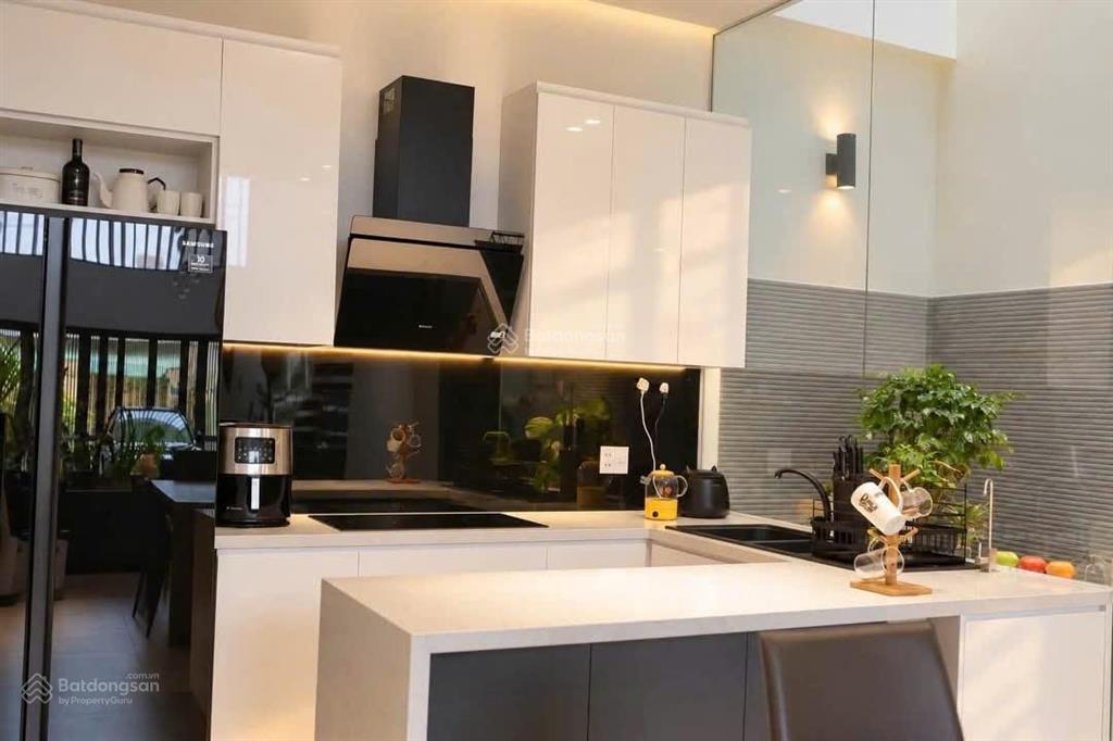 Bán gấp nhà trên rạch bùng binh, quận 3, gần ga sài gòn. 1 trệt, 2 lầu, 70m2 cho thuê 25tr