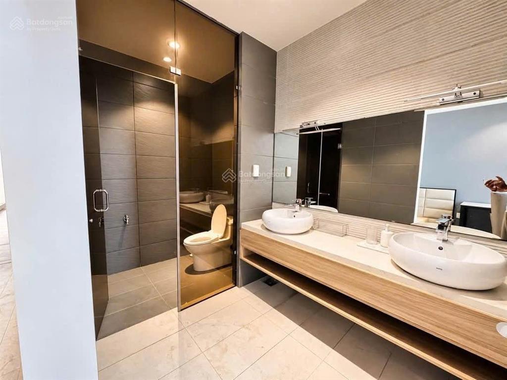 Bán gấp nhà trên rạch bùng binh, quận 3, gần ga sài gòn. 1 trệt, 2 lầu, 70m2 cho thuê 25tr