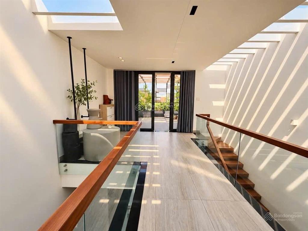 Bán gấp nhà trên rạch bùng binh, quận 3, gần ga sài gòn. 1 trệt, 2 lầu, 70m2 cho thuê 25tr