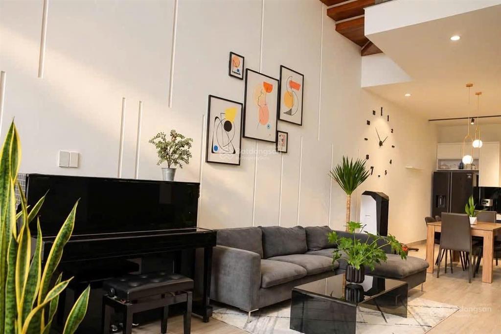 Bán gấp nhà trên rạch bùng binh, quận 3, gần ga sài gòn. 1 trệt, 2 lầu, 70m2 cho thuê 25tr