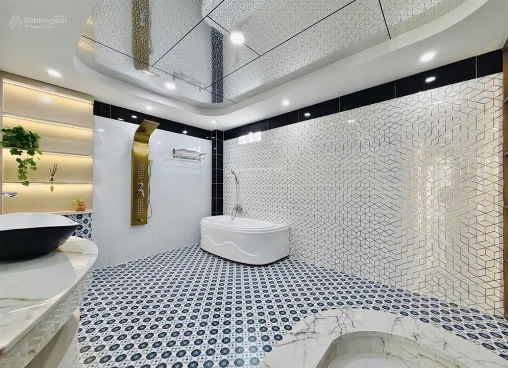Cô châu bán gấp nhà gần chợ tân định, cv lê văn tám muốn bán trước cuối năm. dt 64,7m2/3tỷ390