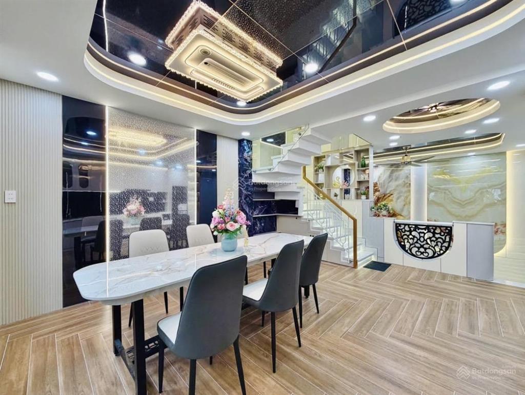 Cô châu bán gấp nhà gần chợ tân định, cv lê văn tám muốn bán trước cuối năm. dt 64,7m2/3tỷ390