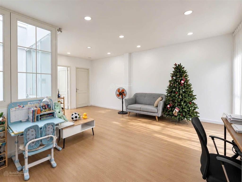 55m2 chỗ ngủ, tập luyện và làm việc chung. phần còn lại là đưa gu của mình vào từng góc nhỏ