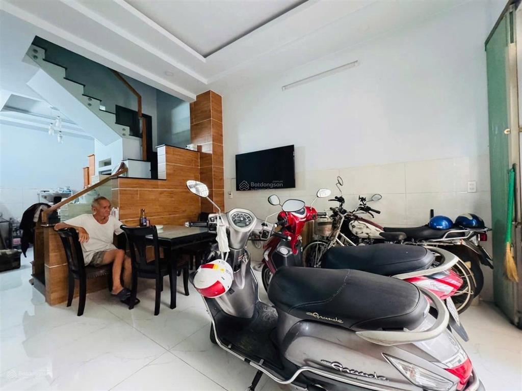 Chính chủ cần bán gấp nhà đường linh đông p. linh đông thủ đức giá 6tỷ040/65m2(5x13m)shr2lầu6m