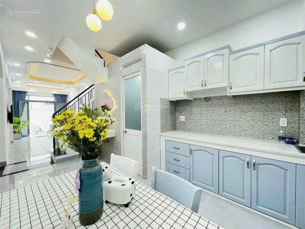 Bán gấp nhà đường 6m cư xá đô thành  p4  q3 75,4m2 cho thuê 33 tr/th, gần bệnh viện bình dân