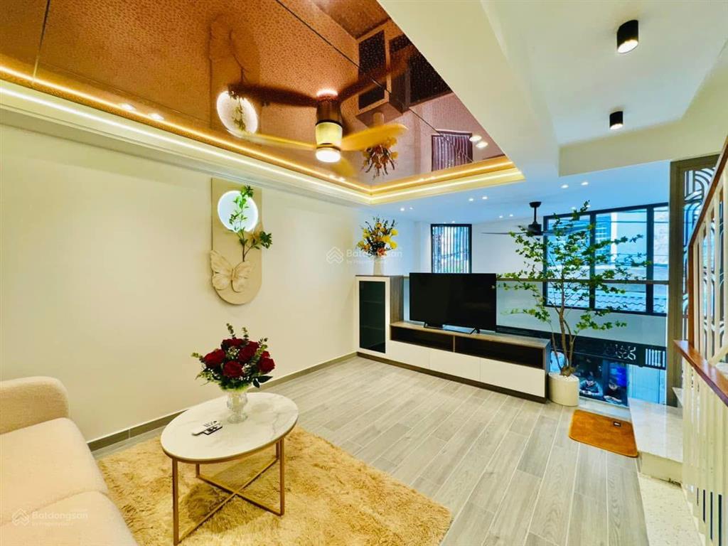 Kẹt tiền bán gấp nhà đường 6m vườn chuối  p4  q3 69,3m2 cho thuê 28tr gần chợ vườn chuối