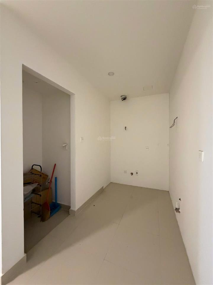 Cho thuê căn studio nhà trống phù hợp làm văn phòng giá chỉ 14 triệu trống sẵn, vào ngay 0909 488 ***