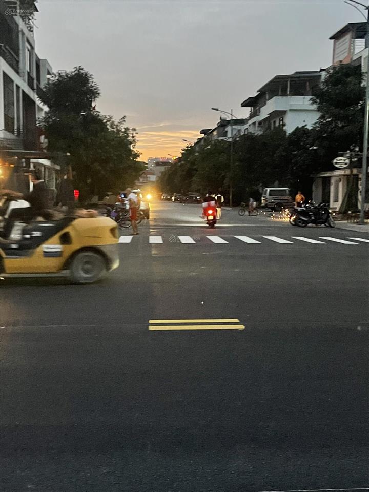 Bán nhà phân lô khu đô thị ao sào  full nội thất  diện tích 63m  ở ngay  giá bán 20.8 tỷ