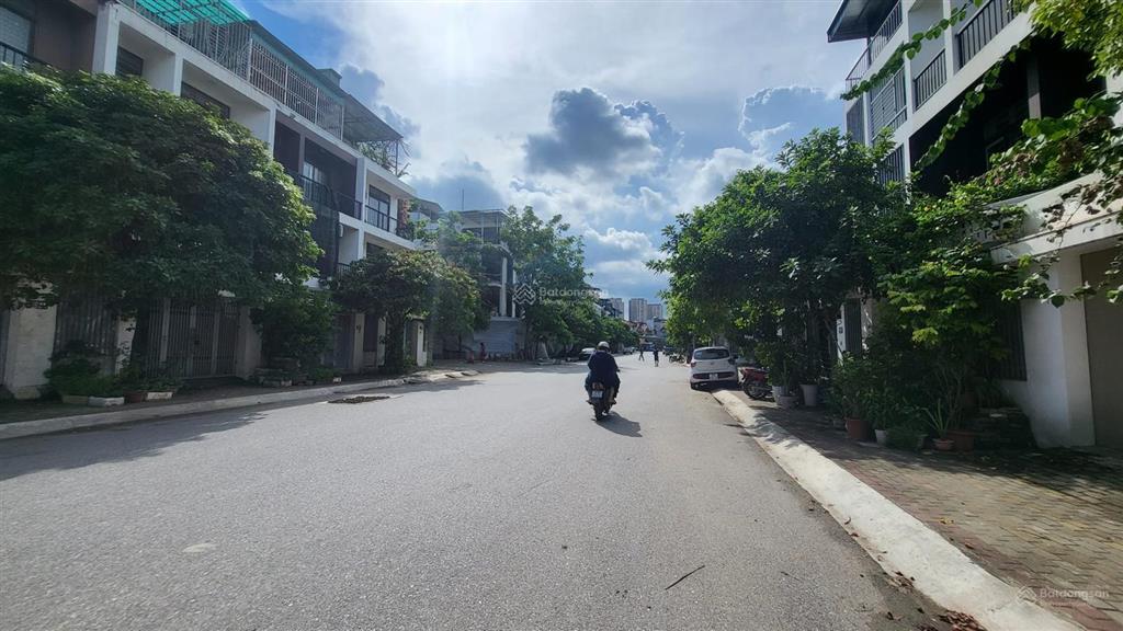 Bán nhà phân lô khu đô thị ao sào  full nội thất  diện tích 63m  ở ngay  giá bán 20.8 tỷ