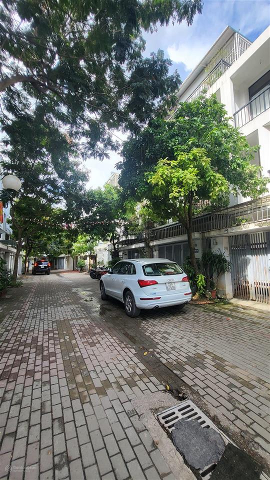 Bán nhà phân lô khu đô thị ao sào  full nội thất  diện tích 63m  ở ngay  giá bán 20.8 tỷ