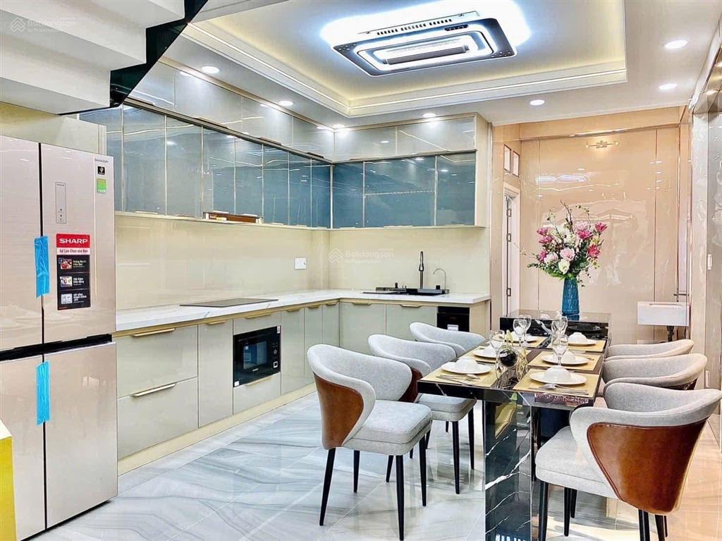 Chính chủ bán nhà ngay lý văn phức  q.1, 66m2, đang cho thuê 30tr, cách chợ tân định 400m