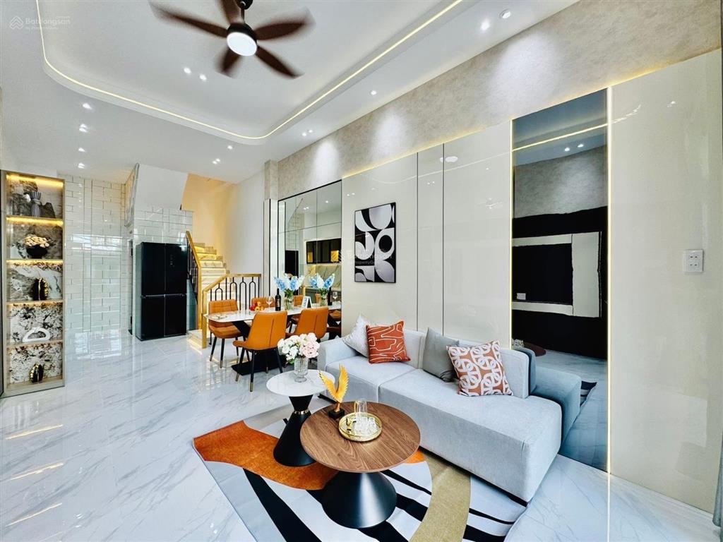 Nhà giá ngộp 3tỷ150/74m2 đường 7m ngay phạm văn haitân bình. đang cho thuê 27 triệu, cách chợ 200m