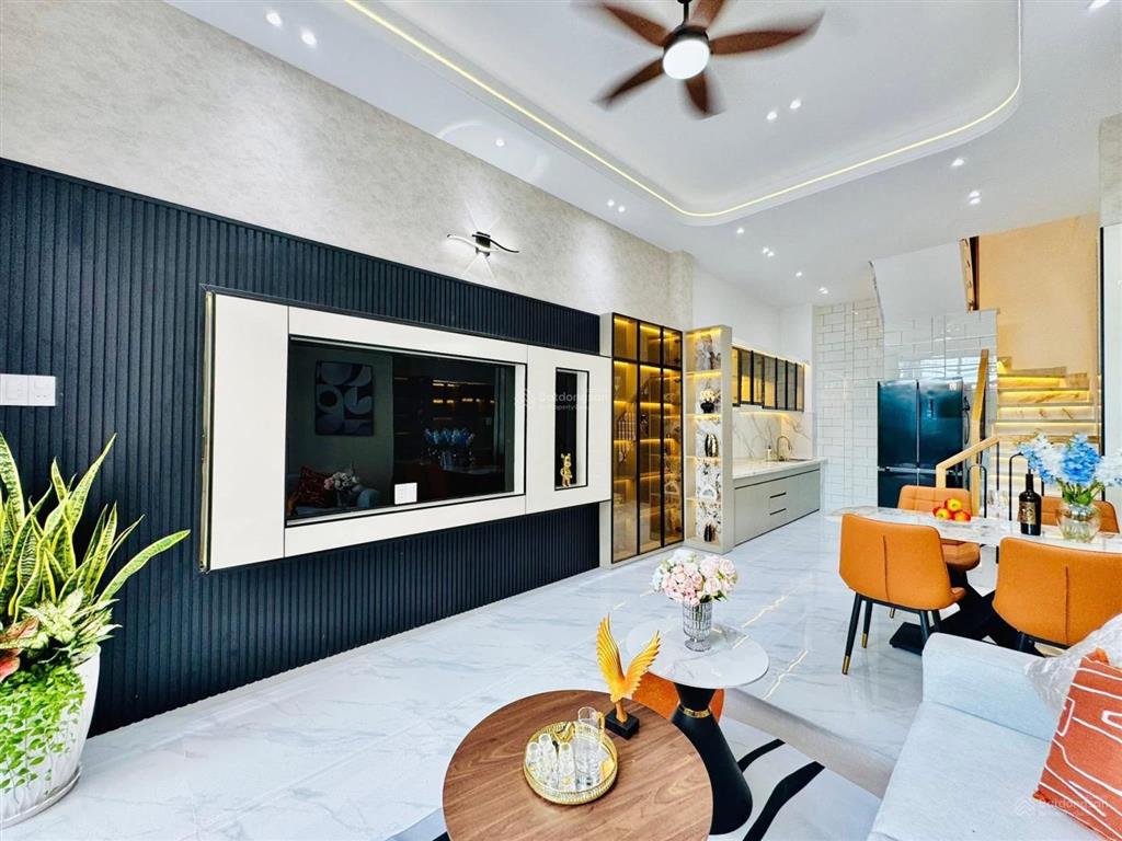 Nhà giá ngộp 3tỷ150/74m2 đường 7m ngay phạm văn haitân bình. đang cho thuê 27 triệu, cách chợ 200m