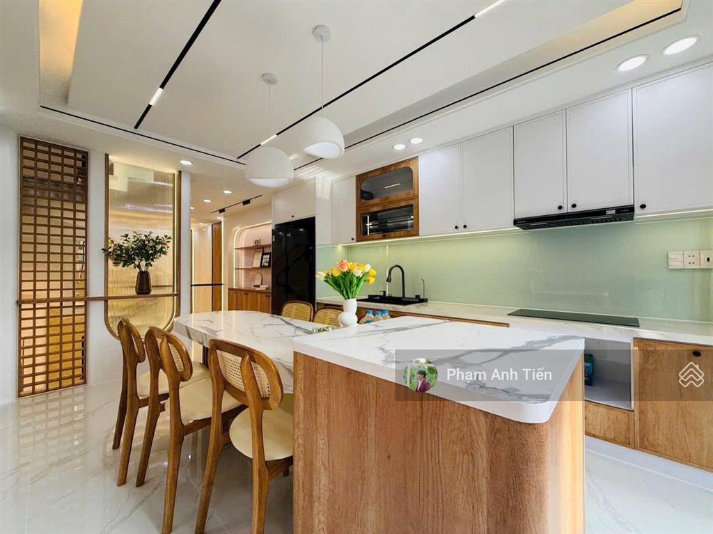 Nhà có sân oto, 4tỷ590/72m2, đường nguyễn thiện thuật  q3, thu nhập 23 tr/th, ngay chợ bàn cờ