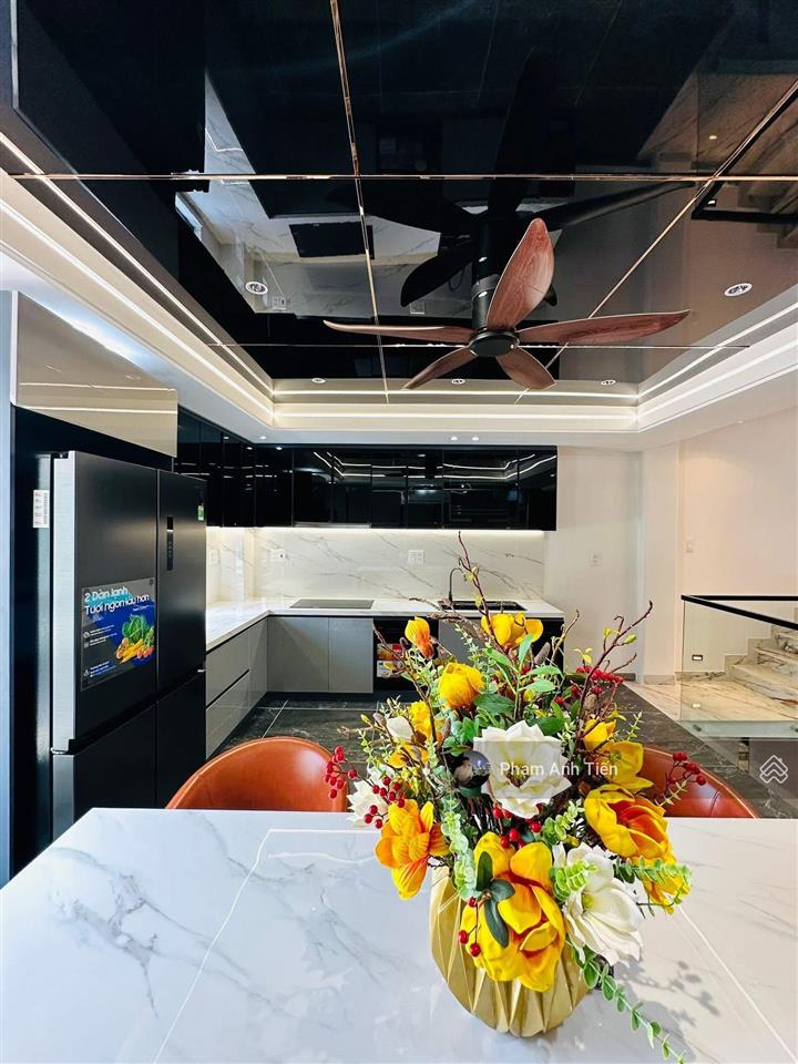 Cô diễm đi úc định cư, 72.7m2. đường lý văn phức  q. 1, cho thuê 27tr. gần chợ tân định