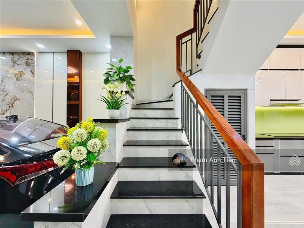 Tôi muốn bán nhà 2 lầu, đường 7m trần bình trọng  q. 5. 65m2, có hợp đồng thuê 17 triệu