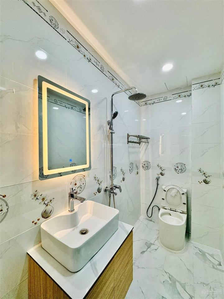 Cô đào bán nhà về quê sinh sống nguyễn tất thành  q4. zá 3tỷ3/68m2 sẵn dòng tiền 15tr, giáp q1