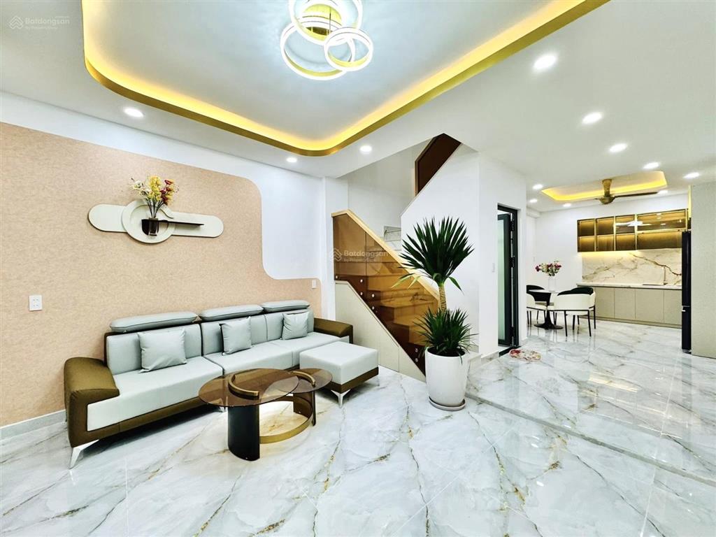 Cô đào bán nhà về quê sinh sống nguyễn tất thành  q4. zá 3tỷ3/68m2 sẵn dòng tiền 15tr, giáp q1